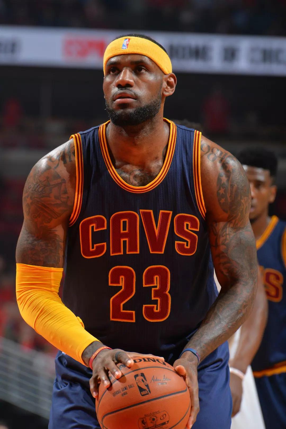 欧文突破防守造成杀伤球成功（欧文强突破防制造杀伤，进攻得手）