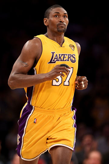 干得好兄弟！里夫斯顶防迫使阿门降速 东契奇黄雀在后送排球血帽（兄弟太给力！里夫斯强硬顶防逼阿门降速，东契奇后方补位送排球式大帽）