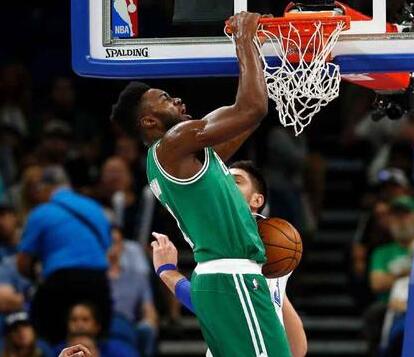 德甲战报：布兰特破门，拜尔失单刀后建功，多特2-0门兴（德甲：布兰特先开纪录，拜尔先失单刀后破门，多特2-0胜门兴）