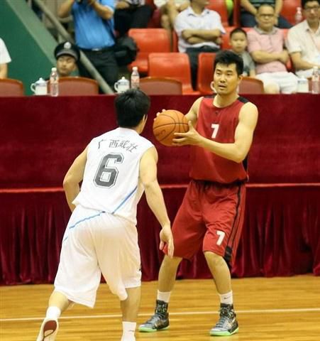 埃泽英格兰队生涯前3进球均为替补打进，为凯恩后第二人（埃泽英格兰生涯前3球皆替补破门，继凯恩后第二人）