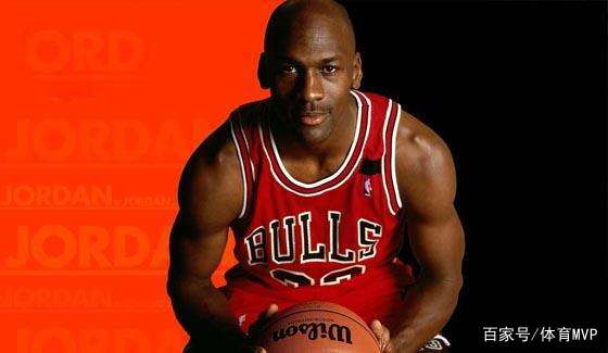 防不了！东契奇低位背身单打命中高难度跳投（无人可挡！东契奇低位背身强打命中高难度跳投）