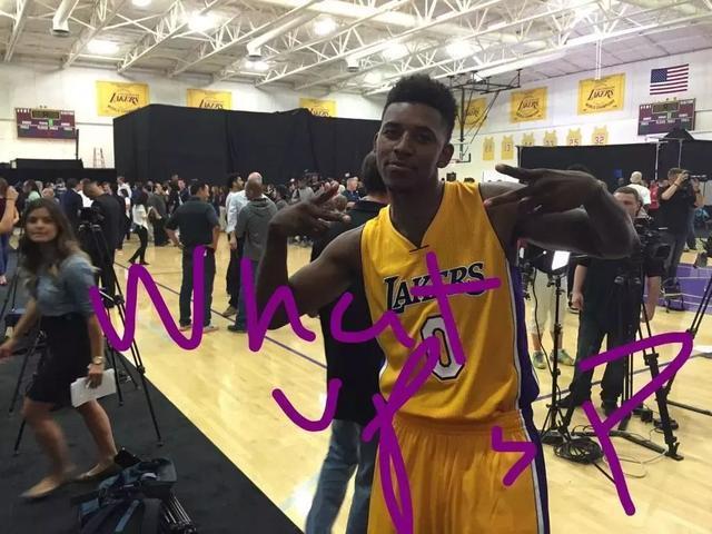 西足协前主席鲁比亚莱斯在发布会被扔鸡蛋，试图回击但被拦住（西班牙足协前主席鲁比亚莱斯发布会上遭扔鸡蛋，欲反击被阻止）