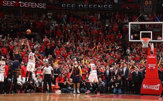 每体：一男子因假扮足球经纪人性侵61名未成年人被捕（每体：一男子冒充足球经纪人，涉嫌侵害61名未成年人被捕）