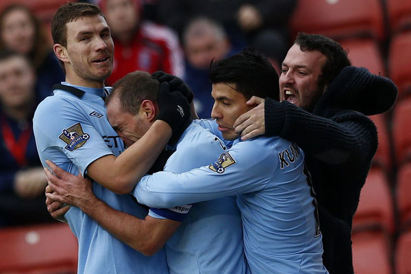 英超15轮阿森纳1-2负维拉仍居榜首，曼城3-0胜桑德兰紧追（英超第15轮：阿森纳1-2不敌维拉仍领跑，曼城3-0胜桑德兰紧追其后）