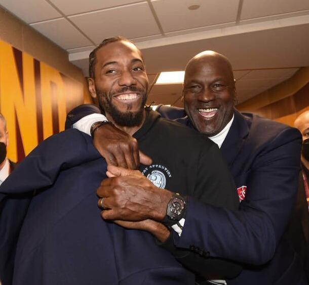 国米赛中年轻球员崛起，老将挣扎，球队面临转型与平衡挑战。（国米新人崛起、老将乏力，球队步入转型与平衡大考）