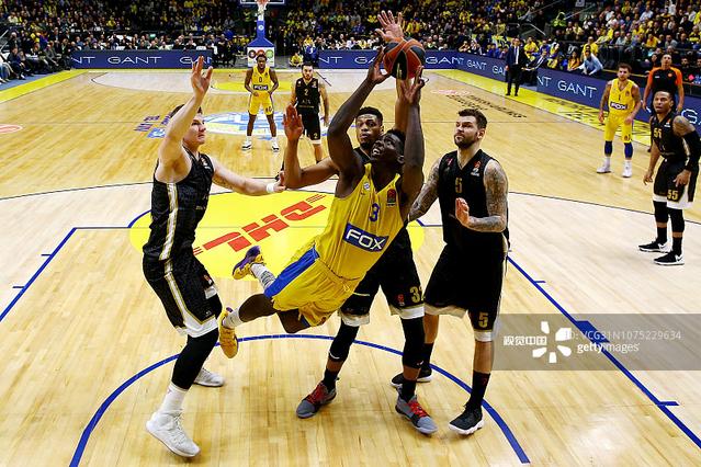 犯规太快！杨瀚森首节登场3分49秒领到第二次犯规被换下场（首节出战仅3分49秒，杨瀚森早早两犯被换下）