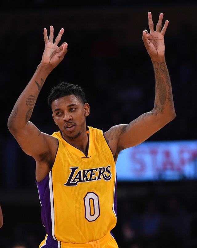 德天空：那不勒斯想签弗赖堡中场曼赞比顶替受伤的德布劳内（德天空：那不勒斯考虑签下弗赖堡中场曼赞比，顶替伤缺的德布劳内）