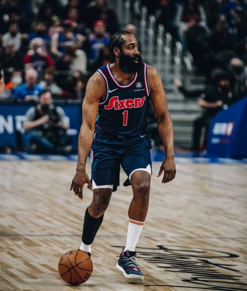 迟来的告别，拜仁在主场为科曼举办告别仪式（拜仁主场为科曼补办告别仪式）