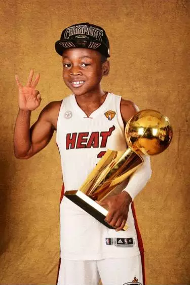 中国篮球历史新篇章！NBL合肥17分大胜CBA江苏队，易立满脸无奈（中国篮坛写下新章：NBL合肥队17分力克CBA江苏，易立面露无奈）